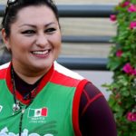 Atleta medallista Veracruzana lleva su presea ante la Virgen de Catemaco