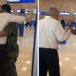 AMLO abraza emotivamente a un soldado, al topárselo en aeropuerto