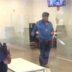 Hombre entró a un banco armado con explosivos, un machete, tomo rehenes y pedía hablar con el presidente de México
