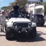 Escolta Guardia Nacional a Roberto Palazuelos en Carnaval de Yucatán