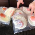 Venden Huevos estrellados empacados en plástico. ¿Los comerías?