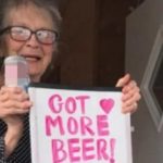 Abuelita en aislamiento suplica por cerveza; le regalan 150 latas (FOTOS)