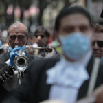 Serenata contra el coronavirus: mariachis animan a quienes combaten la pandemia en un hospital de CDMX