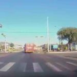 VIDEO/ Camión de refrescos se pasó el rojo; mató a un motociclista