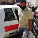 Taxistas de Coatza cargan bolsas de mandado, tras cierre de calles