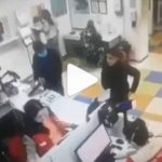 Enfurecida, se quita la ropa interior y la usa como cubrebocas (VIDEO)
