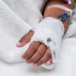 Niño con leucemia y COVID-19 fue mandado a su casa sólo con paracetamol; hoy está intubado