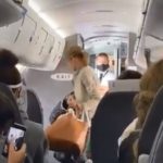 Bajan de avión a mujer que se negó a usar cubrebocas; pasajeros aplauden (Video)