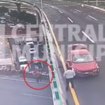 Hombre ‘sale volando’ del segundo piso de Periférico, cae y auto lo arrolla (Video)