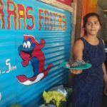 De los escenarios, a la caridad: artista regala pescado a necesitados en Coatzacoalcos