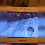 Captan a supuesto fantasma espiando a un bebé en Tik Tok. (Video)