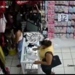 Captan a madre e hija consumando robo en el centro de Acayucan
