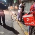Roban bicicleta a repartidor; clienta le da la suya (Video)