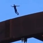 Youtuber salta de un puente para sumar seguidores y se fractura el cráneo (Video)