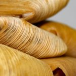 Abuelita regala tamales a personal médico tras superar al COVID-19