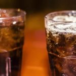 Hace prueba rápida covid-19 a vaso de refresco y da positivo