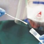 Empiezan pruebas anales para detectar COVID-19, introducen 3 centímetros un hisopo