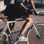 Filtran el pack de una mujer ciclista y la corren de su trabajo