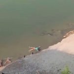Colocan red para recuperar cadáveres lanzados al agua, en India