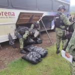 Ejército desata burlas en redes sociales por borrar logo de MORENA de autobús detenido con drogas