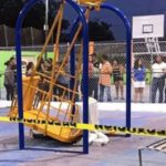Niño de siete años muere aplastado por un columpio