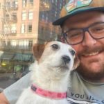 Su perrita murió en 2013, la disecó y ahora viaja con ella