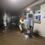 Tras inundarse hospital; así sacaron a bebés en incubadoras en Atizapán