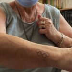 Orgullosa la abuelita se hace tatuaje en honor a su nieto que ganó en las olimpiadas