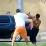 Por no querer que le limpiaran el vidrio, conductor se pelea y lo noquean