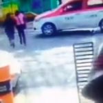 Captan momento en que conductor atropella a dos mujeres y un bebé 