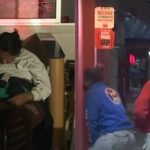 Mujer se queda encerrada dentro de un KFC en Monterrey y policías la rescatan￼
