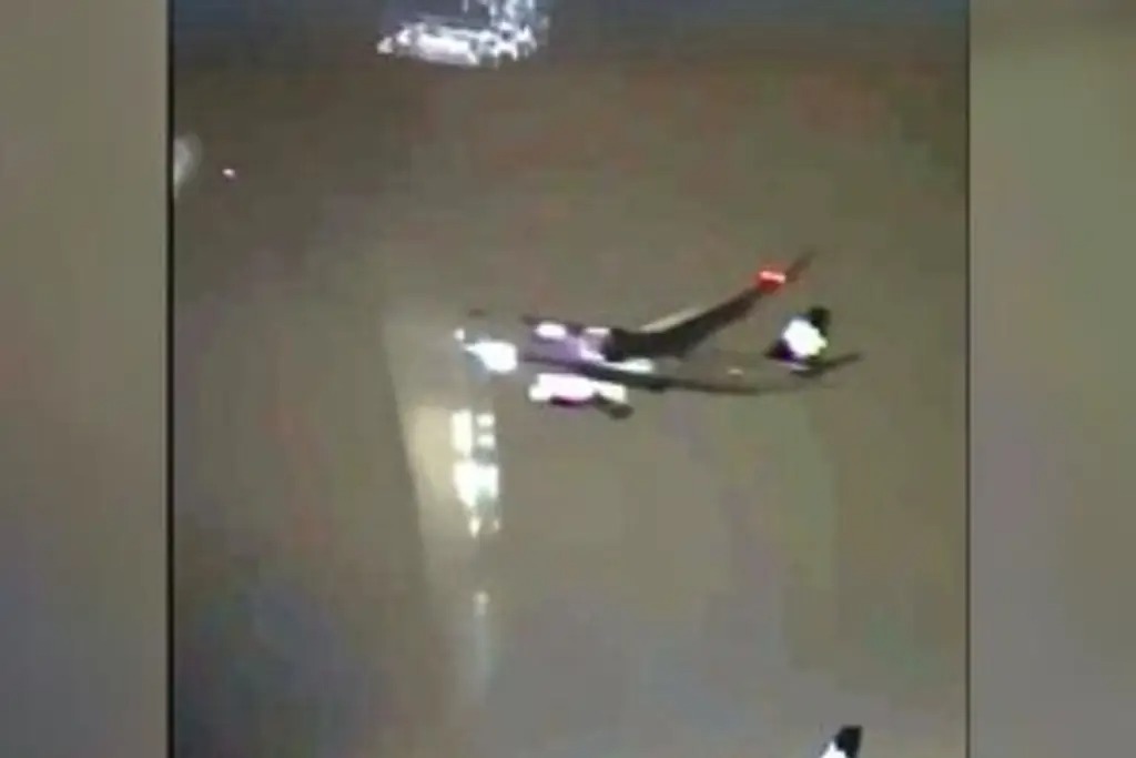 Piloto evita tragedia en el aeropuerto de CdMX; graban incidente